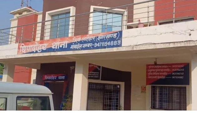 Latehar Double Murder : डबल मर्डर से लातेहार में हड़कंप, मां-बेटे की धारदार हथियार से काटकर हत्या...