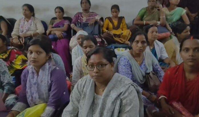 Bokaro : बोकारो सिविल सर्जन कार्यालय में सीएचसी कर्मियों का हंगामा