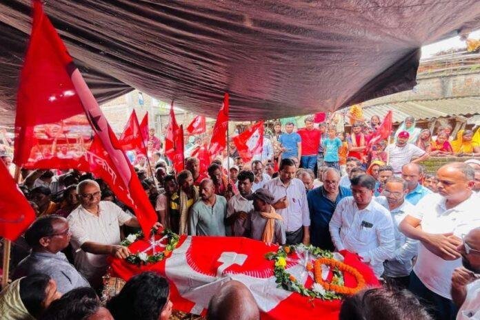 Giridih : भाकपा माले नेता रामा सिंह के निधन पर हजारों की भीड़ उमड़ी, लाल सलाम के नारों के बीच नम आंखों से दी गई अंतिम विदाई