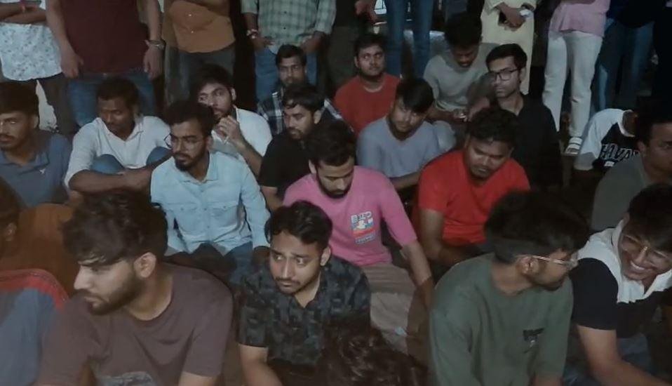 Dhanbad Breaking : SNMMCH में डॉक्टरों के साथ मारपीट, धरने पर बैठ गए इंटर्न जूनियर डॉक्टर...