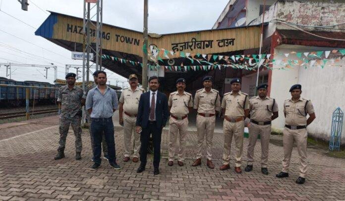 Hazaribagh Town Railway Station पर विशेष चेकिंग अभियान, 21 लोगों पर जुर्माना