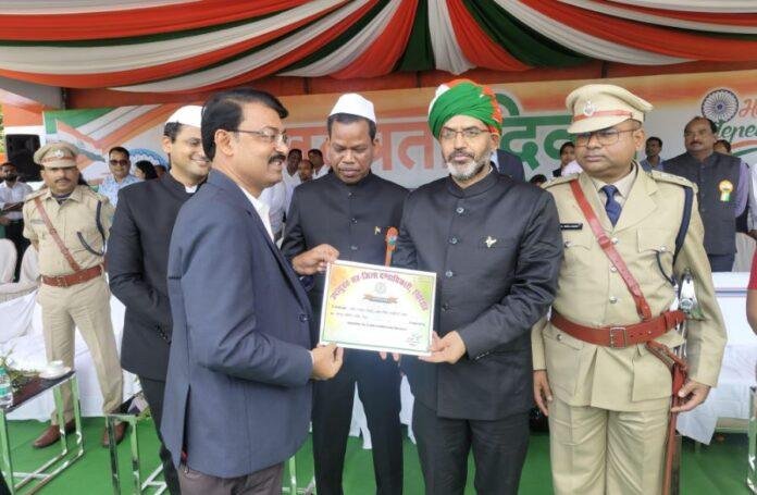 Giridih : स्वतंत्रता दिवस पर सरिया प्रखंड को स्वच्छ सर्वेक्षण ग्रामीण 2025 में प्रथम स्थान, बीडीओ ललित नारायण तिवारी सम्मानित