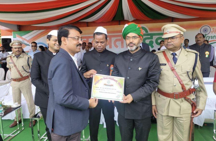 Giridih : स्वतंत्रता दिवस पर सरिया प्रखंड को स्वच्छ सर्वेक्षण ग्रामीण 2025 में प्रथम स्थान, बीडीओ ललित नारायण तिवारी सम्मानित