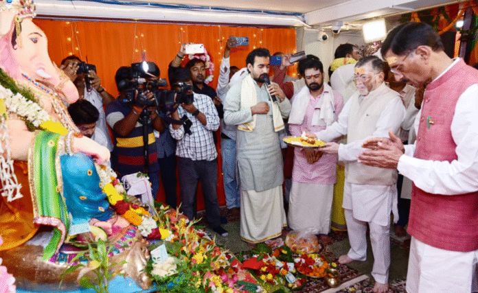 kly Ranchi : राज्यपाल संतोष गंगवार केन्द्रीय मंत्री संजय सेठ के आवास पर आयोजित गणेश पूजन उत्सव में सम्मिलित हुए