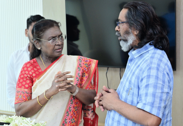 ktry Breaking : दिशोम गुरु के निधन पर राष्ट्रपति द्रौपदी मुर्मू ने अस्पताल पहुंचकर दी श्रद्धांजलि, सीएम हेमंत का बंधाया ढांढस...