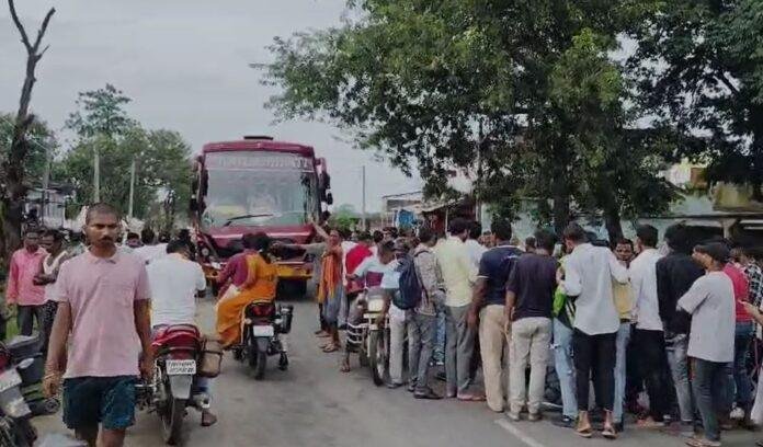 Giridih : धनवार में दर्दनाक सड़क हादसा, बस की चपेट में आने से दो चचेरे भाइयों की मौके पर मौत
