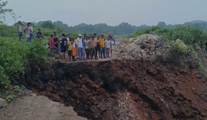 Dhanbad : बागडिगी-बरारी मुख्य मार्ग काटे जाने से ग्रामीणों में आक्रोश, परियोजना कार्य ठप