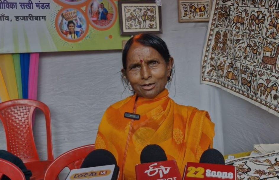 Hazaribagh : 5000 वर्ष पुरानी सोहराय और कोहबर कला की गूंज, आदिवासी महिलाओं को राष्ट्रपति के हाथों मिला राष्ट्रीय सम्मान Hazaribagh : जानकारी देती महिला