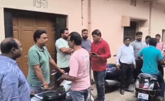 Koderma : जर्जर सड़क बनी मौत की वजह! अस्पताल पहुंचने से पहले गड्ढे ने छीनी महिला की जान