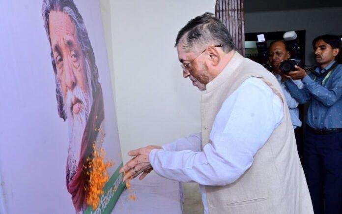 Breaking : राज्यपाल संतोष गंगवार ने नेमरा गांव पहुंचकर दिवंगत शिबू सोरेन को दी श्रद्धांजलि...