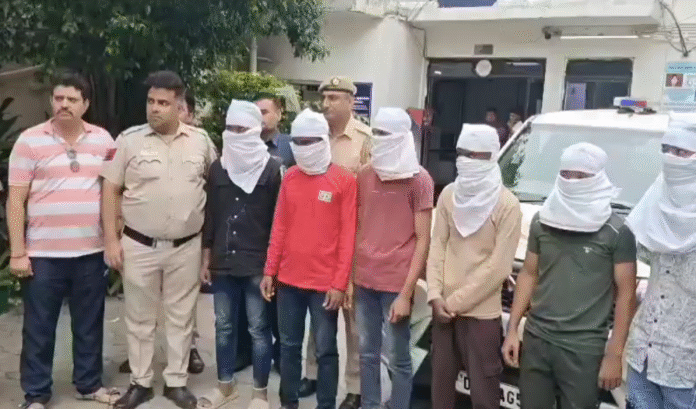 Delhi : लाल किला में घुसने की कोशिश: छह बांग्लादेशी नागरिक हिरासत में, पूछताछ जारी