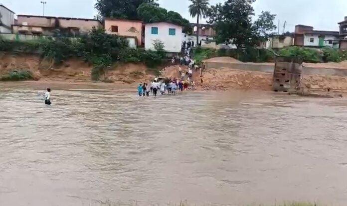 Hazaribagh : जान जोखिम में डालकर नदी को पार कर जनाजे को दफन करते हैं सिरमां पंचायत के लोग