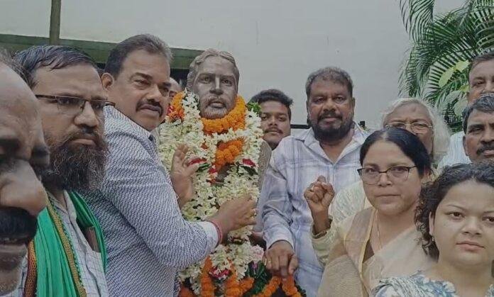 Jamshedpur : शहीद निर्मल महतो के शहादत दिवस पर नेताओं ने किया नमन, सादगीपूर्ण श्रद्धांजलि सभा का आयोजन