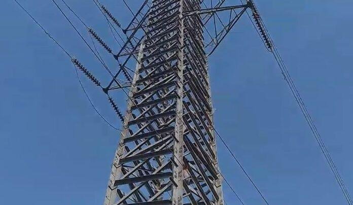 Jamshedpur : मेरे बाबू को बुलाओ तभी उतरुंगी...हाई टेंशन बिजली के पोल पर चढ़कर युवती का हाईवोल्टेज ड्रामा...