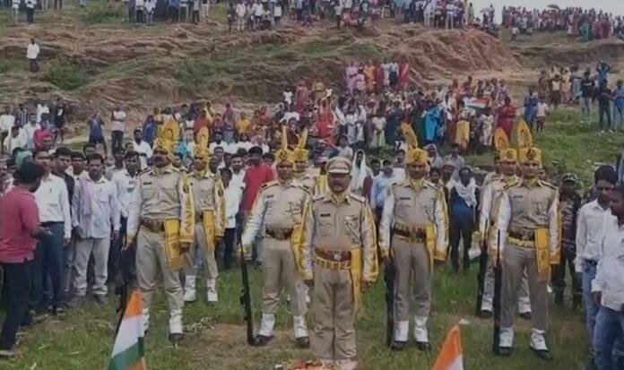 Giridih : जम्मू-कश्मीर में बादल फटने से गिरिडीह का लाल शहीद, सैन्य सम्मान के साथ हुआ अंतिम संस्कार