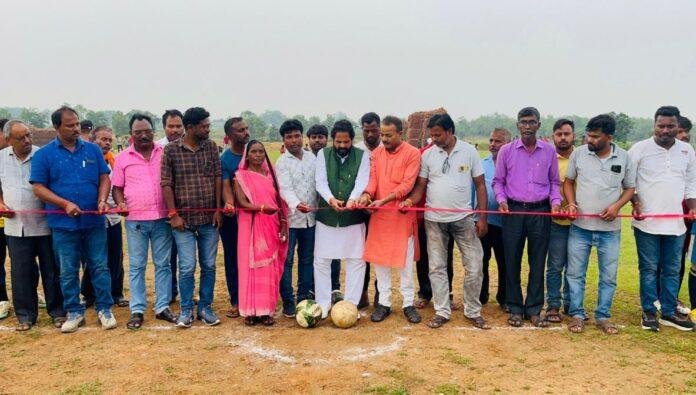 Giridih : फुटबॉल मैच के फाइनल मुकाबले के उद्धघाटन मैच में पहुंचे झामुमो नेता शत्रुधन मंडल