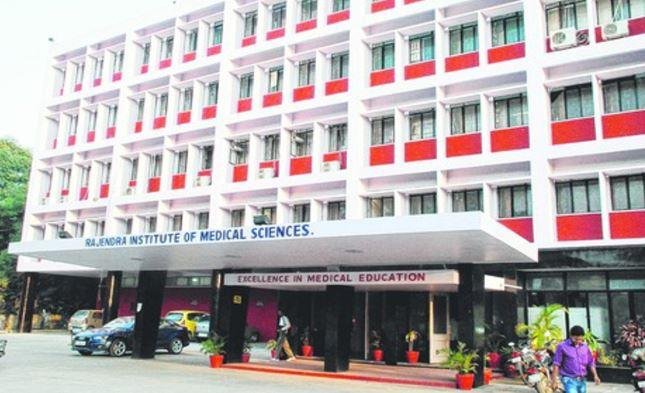 RIMS में चाय पीकर डॉक्टर बेहोश, जहर की आशंका से हड़कंप, कैंटीन सील