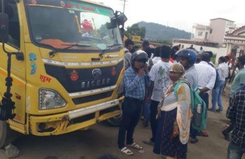 Hazaribagh : मालवाहक वाहन की चपेट में आकर शिक्षक की दर्दनाक मौत, स्कूल से...