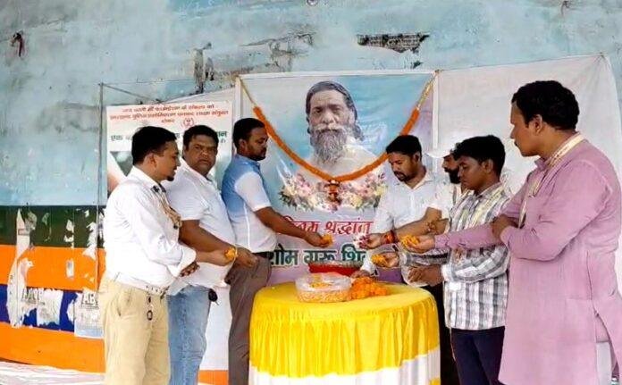 Dhanbad : दिशोम गुरु शिबू सोरेन के नाम से किया पौधा वितरण, भारत रत्न से सम्मानित करने की उठी मांग