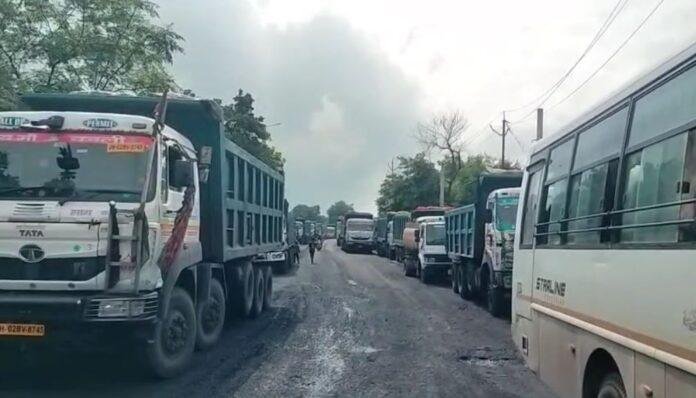 Hazaribagh : पकरी बरवाडीह कोयला खनन परियोजना में विस्थापितों का फूटा गुस्सा, कोयला ट्रांसपोर्टिंग ठप