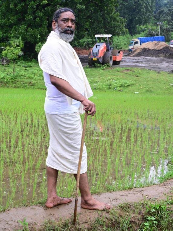 Breaking : खेत में सीएम