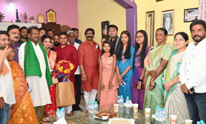 पिता Ramdas Soren को खोने के बाद भावुक हुए सोमेश सोरेन, कहा–परिवार और पार्टी की जिम्मेदारी निभाऊंगा