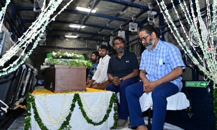 Breaking : रांची एयरपोर्ट पहुंचा शिबू सोरेन का पार्थिव शरीर, समर्थकों की उमड़ी भीड़...