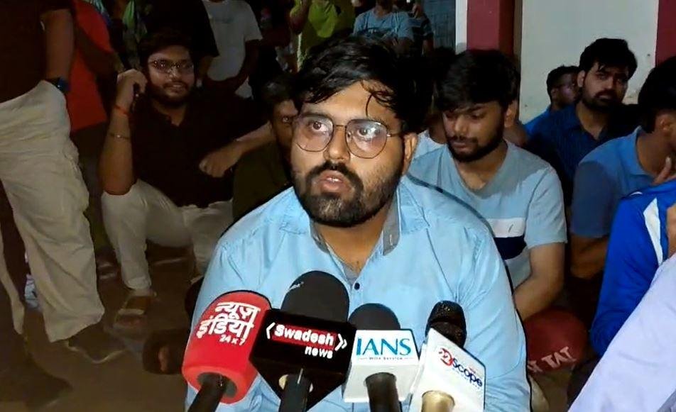 Dhanbad Breaking : धरना पर बैठे डॉक्टर