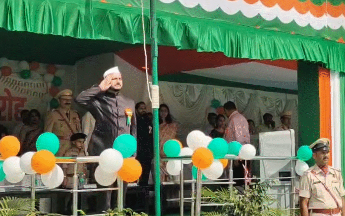 Koderma में धूमधाम से मनाया गया आजादी का जश्न, उपायुक्त ने किया ध्वजारोहण