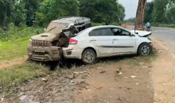 Giridih Accident : बराकर पुल के समीप भीषण सड़क हादसा, दो वाहन पेड़ से टकराए, कई घायल