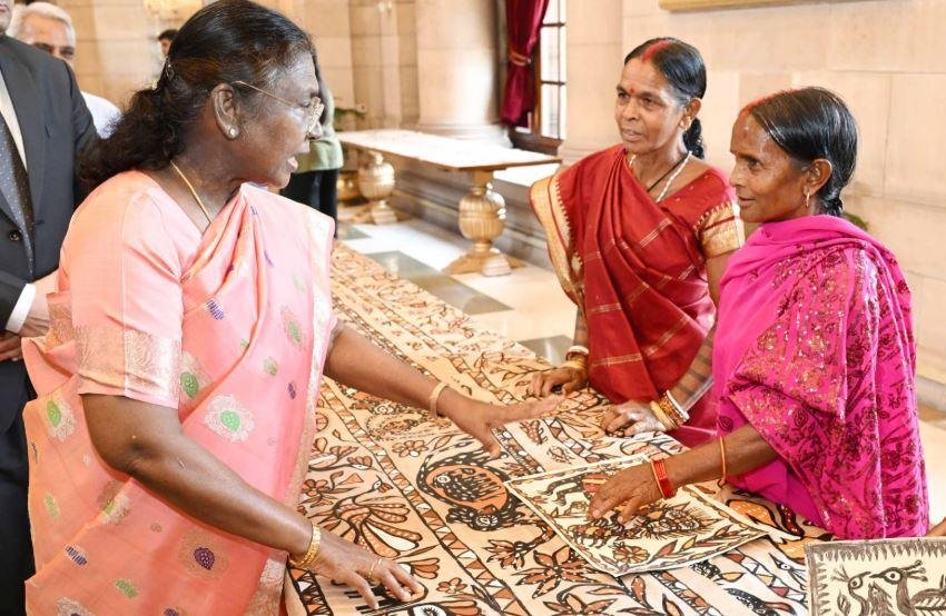 Hazaribagh : 5000 वर्ष पुरानी सोहराय और कोहबर कला की गूंज, आदिवासी महिलाओं को राष्ट्रपति के हाथों मिला राष्ट्रीय सम्मान