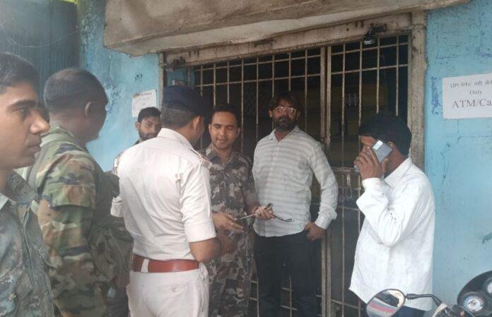 Ramgarh Crime : शराब दुकान में डाका, छत काटकर लाखों के शराब और कैश की उड़ा ले गए चोर...