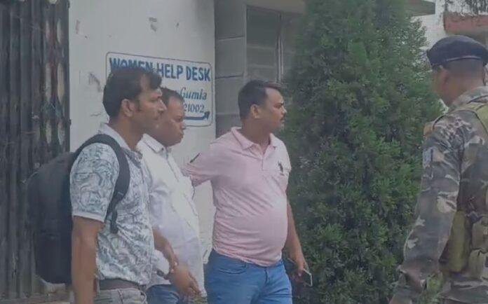 Gumla : 20 हजार घूस लेते रंगेहाथ धराया सह प्रधान सहायक, एसीबी की बड़ी कार्रवाई से हड़कंप