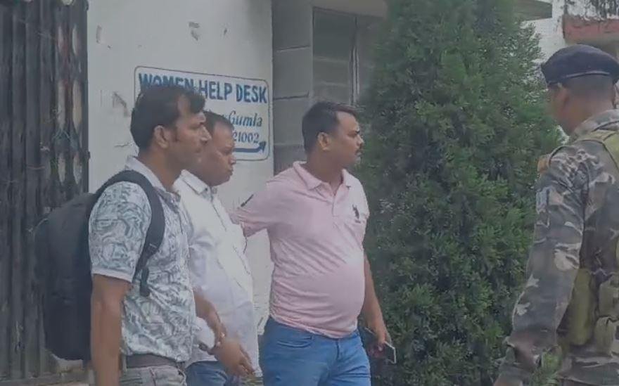 Gumla : 20 हजार घूस लेते रंगेहाथ धराया सह प्रधान सहायक, एसीबी की बड़ी कार्रवाई से हड़कंप