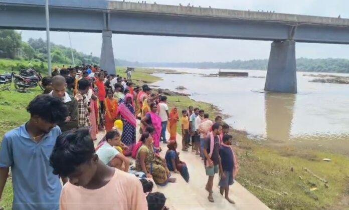 Dhanbad : करमा पूजा के लिए दामोदर नदी घाट में 5 युवतियां डूबी, एक की मौत दूसरी लापता...