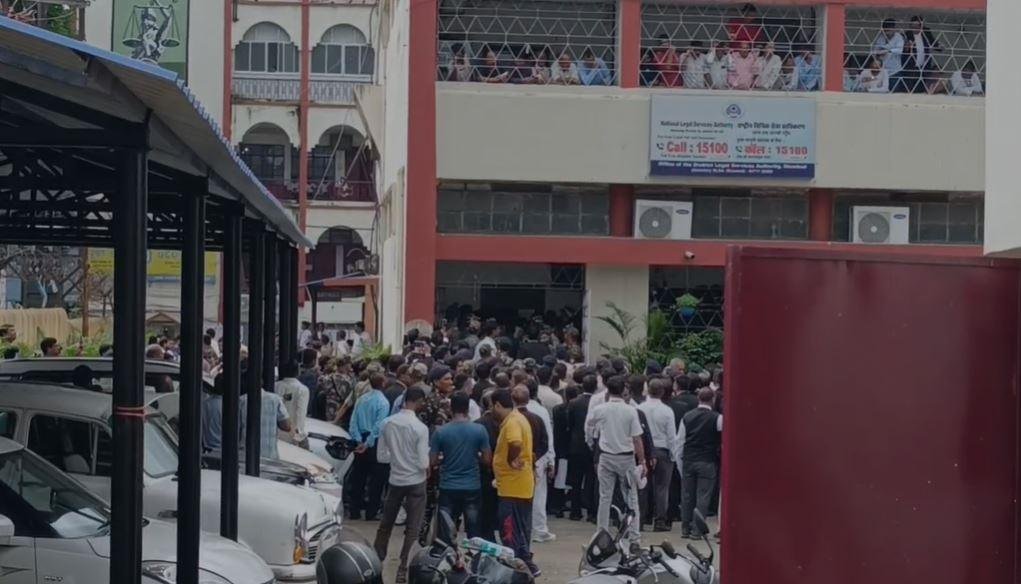 Breaking : धनबाद कोर्ट में उमड़ी समर्थकों की भीड़