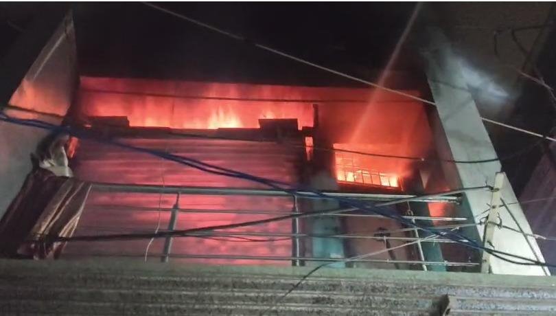 Deoghar : आग से हाहाकार! कपड़े की दुकान में लगी भीषण आग, लाखों का सामान खाक...