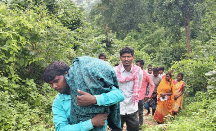 Chatra : बदहाल स्वास्थ्य व्यवस्था: कंधे पर बेटे का शव, पीठ पर सिस्टम का बोझ...