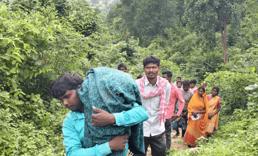 Chatra : बदहाल स्वास्थ्य व्यवस्था: कंधे पर बेटे का शव, पीठ पर सिस्टम का बोझ...
