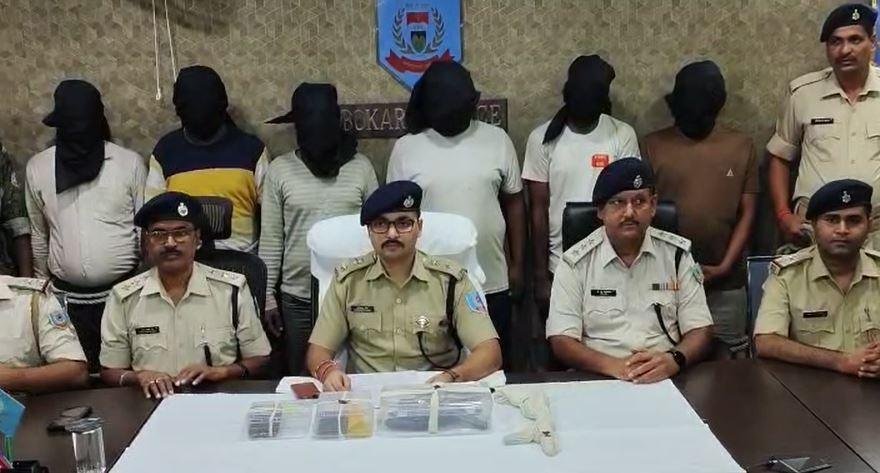 Bokaro Crime : ज्वेलरी दुकान लूटकांड का सनसनीखेज खुलासा, दुकान संचालक समेत पांच अपराधी गिरफ्तार...