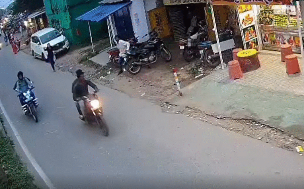 Ranchi Crime : मोबाइस से बात करते जा रही थी युवती, बाइक सवार युवकों ने झपटकर ले भागे...