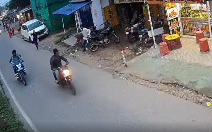 Ranchi Crime : मोबाइस से बात करते जा रही थी युवती, बाइक सवार युवकों ने झपटकर ले भागे...