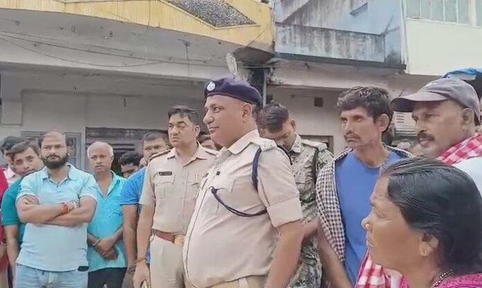 Giridih Crime : रात के अंधेरे में घर में घुसकर लाखों की चोरी, आक्रोशित लोगों ने किया सड़क जाम...