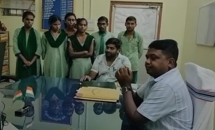 Bokaro : बोकारो में शिक्षा का बुरा हाल! शिक्षक की कमी-छात्र पहुंचे DEO के ऑफिस