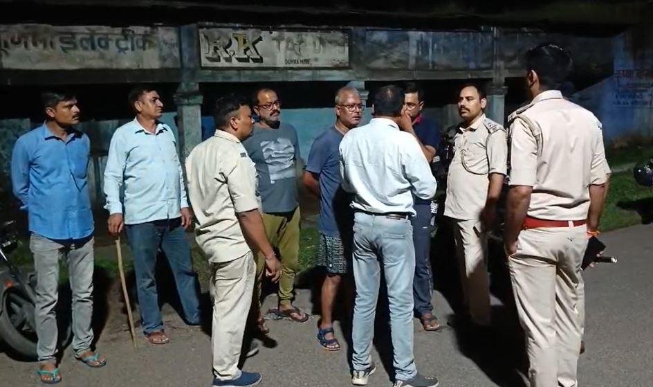 Dhanbad Breaking : बाईक सवार अपराधियों ने सरेआम मांदरा के मुखिया को मारी गोली, जांच में जुटी पुलिस...