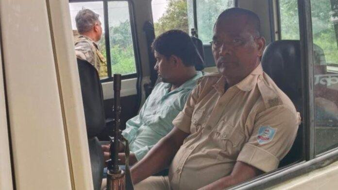 Garhwa Breaking : रमकंडा ब्लॉक के कर्मचारी को 12 हजार रिश्वत लेते ACB ने धर दबोचा