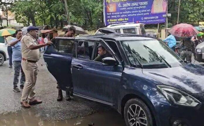 Hazaribagh Traffic Police Strict Action : बिना नंबर और रजिस्ट्रेशन के चलना पड़ा महंगा, 100 से ज्यादा ऑटो और ई-रिक्शा जप्त
