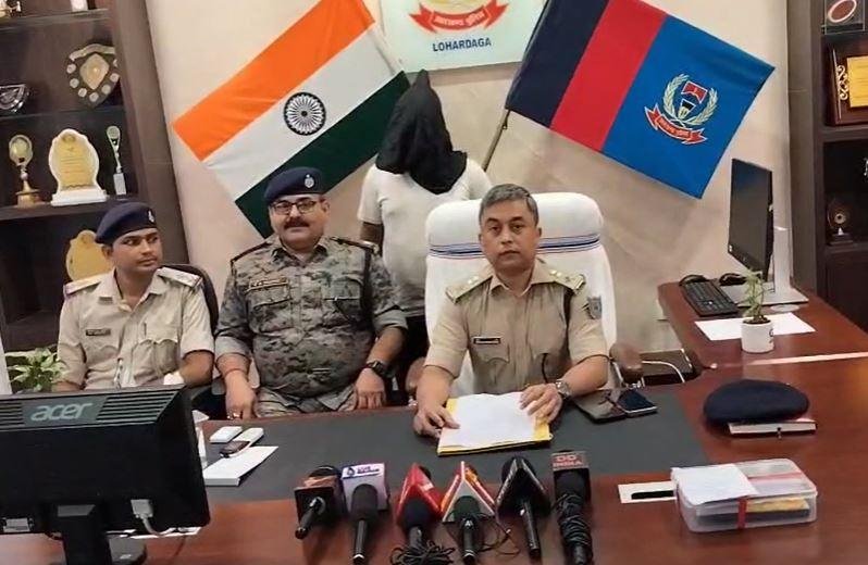 लोहरदगा पुलिस ने गांजा-नशा तस्करी का भंडाफोड़: Brown Sugar के साथ आरोपी गिरफ्तार, SP रिजवी बोले- सख्त कार्रवाई जारी रहेगी