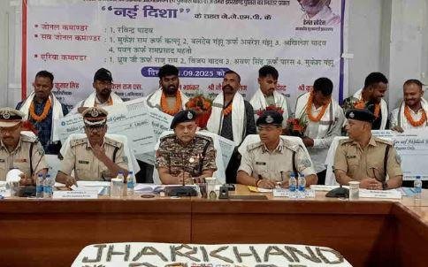 लातेहार में JJM-P के 9 उग्रवादियों का सरेंडर, AK-56 और AK-47 पुलिस को सौंपे