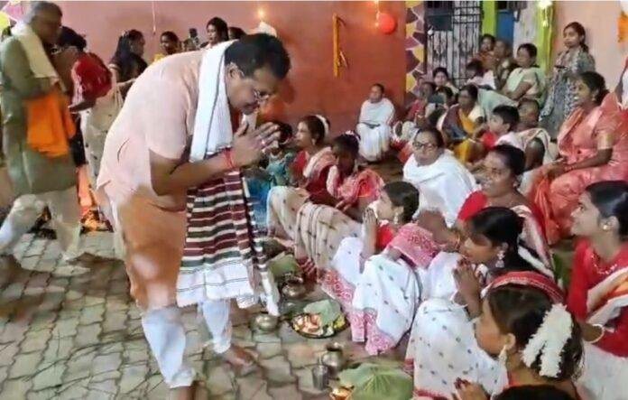 करमा पर्व की धूम: हजारीबाग सांसद मनीष जायसवाल मांदर की थाप पर थिरके, व्रतियों से लिया आशीर्वाद